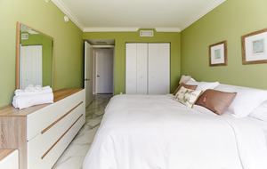 Luxury condo with pool, large deck, minutes from Fort Lauderdale & Miami - Hallandale, Florida