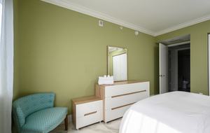 Luxury condo with pool, large deck, minutes from Fort Lauderdale & Miami - Hallandale, Florida