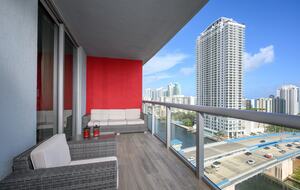Luxury condo with pool, large deck, minutes from Fort Lauderdale & Miami - Hallandale, Florida