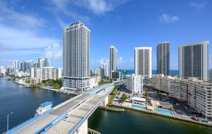 Luxury condo with pool, large deck, minutes from Fort Lauderdale & Miami - Hallandale, Florida