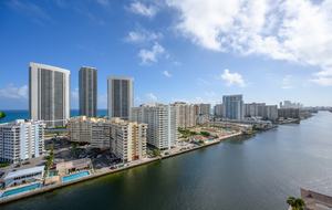 Luxury condo with pool, large deck, minutes from Fort Lauderdale & Miami - Hallandale, Florida