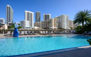 Luxury condo with pool, large deck, minutes from Fort Lauderdale & Miami - Hallandale, Florida