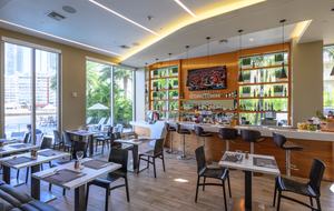 Luxury condo with pool, large deck, minutes from Fort Lauderdale & Miami - Hallandale, Florida