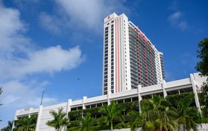 Luxury condo with pool, large deck, minutes from Fort Lauderdale & Miami - Hallandale, Florida