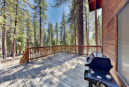 Amenity-Rich Tahoe Donner Home w/ Gas Fireplace