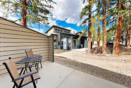Rendezvous Townhome with Fireplace, Patio & Bikes