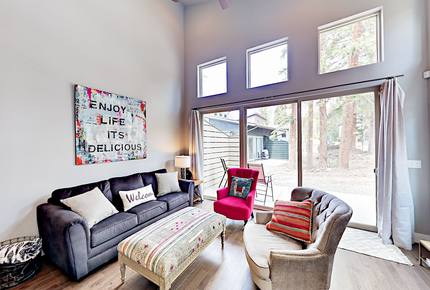 Rendezvous Townhome with Fireplace, Patio & Bikes