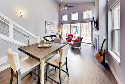Rendezvous Townhome with Fireplace, Patio & Bikes