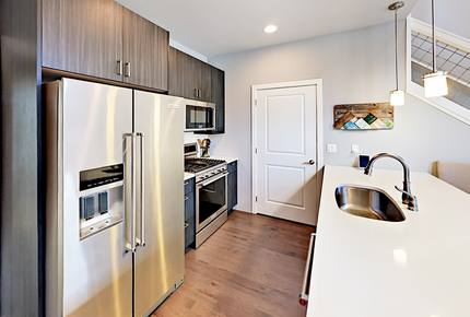 Rendezvous Townhome with Fireplace, Patio & Bikes