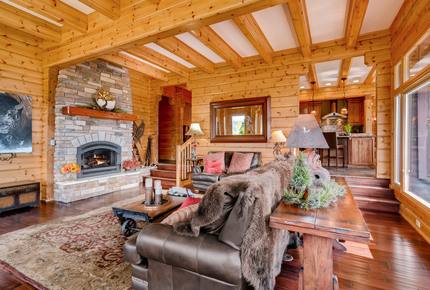 Luxe Estate with Hot Tub, Theater & Chef's Kitchen