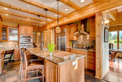 Luxe Estate with Hot Tub, Theater & Chef's Kitchen
