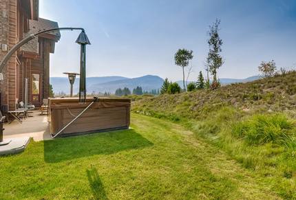 Luxe Estate with Hot Tub, Theater & Chef's Kitchen