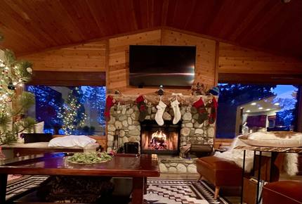 Mammoth retreat. Walking distance to Eagle Lodge
