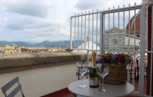 Chic Apartment Steps from the Duomo - Florence - Florence, Italy