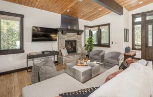 Lavish & Modern Alpine Escape | Near Golf & Skiing - Truckee, California