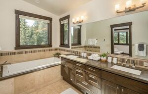 Lavish & Modern Alpine Escape | Near Golf & Skiing - Truckee, California