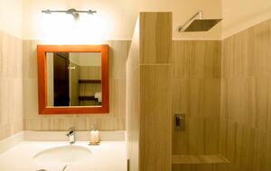 En suite bathrooms, one with bathtub