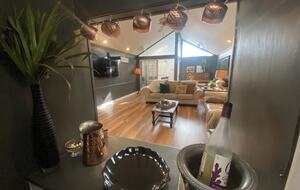 Home exchange in Avalon, CA, living room bar area