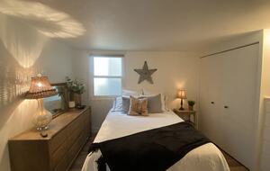 Home exchange in Avalon, CA, second bedroom with queen bed