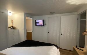 Home exchange in Avalon, CA, second bedroom with attached bathroom