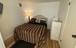 Home exchange in Avalon, CA, third bedroom with queen bed