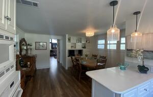 Home exchange in Avalon, CA, dining room area