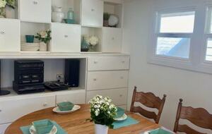 Home exchange in Avalon, CA, dining room table that seats 6