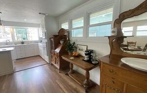 Home exchange in Avalon, CA, dining room with coffee bar