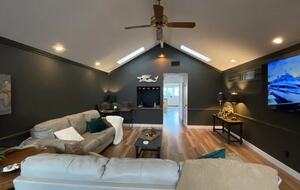 Home exchange in Avalon, CA, living room with 75" Samsung Smart TV