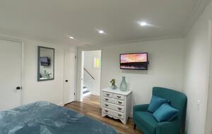 Home exchange in Avalon, CA, master bedroom with flatscreen TV