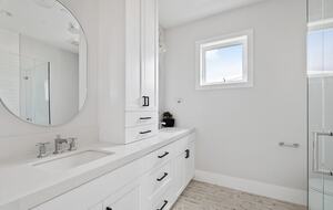 Home exchange in Newport Beach CA, bright ensuite master bathroom
