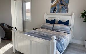 Home exchange in Newport Beach CA, master bedroom with queen-size bed