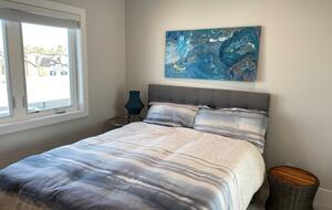 Home exchange in Newport Beach CA, guest room with queen-size bed