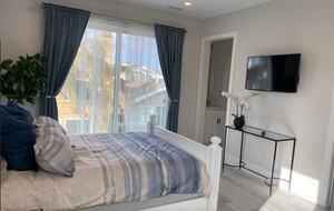 Home exchange in Newport Beach CA, master bedroom with flatscreen TV
