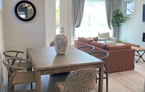 Home exchange in Newport Beach CA, dining table that seats 6