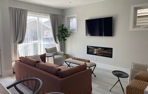 Home exchange in Newport Beach CA, living room with large sunny window