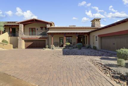 Home exchange in Scottsdale AZ with garage and brick driveway