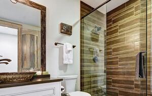 Home exchange in Breckenridge CO, guest bathroom & glass door shower