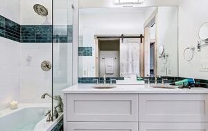 Home exchange in Breckenridge CO, bathroom with tub & dual vanity