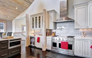 Home exchange in Breckenridge CO, kitchen with range hood