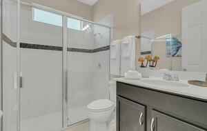 Home exchange in Kissimmee FL, full ensuite bathroom with glass shower