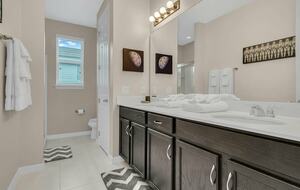 Home exchange in Kissimmee FL, full bathroom with dual vanity