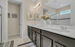 Home exchange in Kissimmee FL, ensuite master bathroom & dual vanity