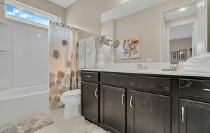 Home exchange in Kissimmee FL, downstairs full bath with dual vanity