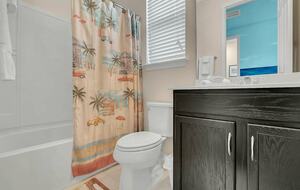 Home exchange in Kissimmee FL, full bathroom with shower/tub combo