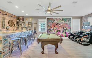 Home exchange in Kissimmee FL, loft game room with bar and pool table