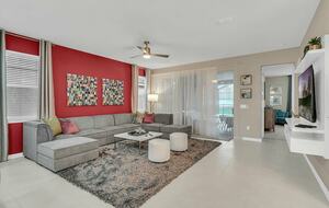 Home exchange in Kissimmee FL, living room with red accent wall