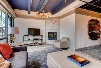 Home exchange in Crested Butte CO, living room with fireplace & TV