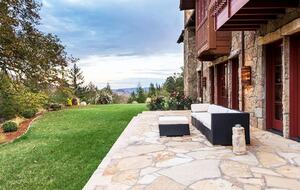 Home exchange in Calistoga CA, back patio with seating