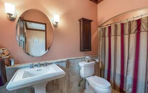 Home exchange in Calistoga CA, pool view guest room's full bathroom